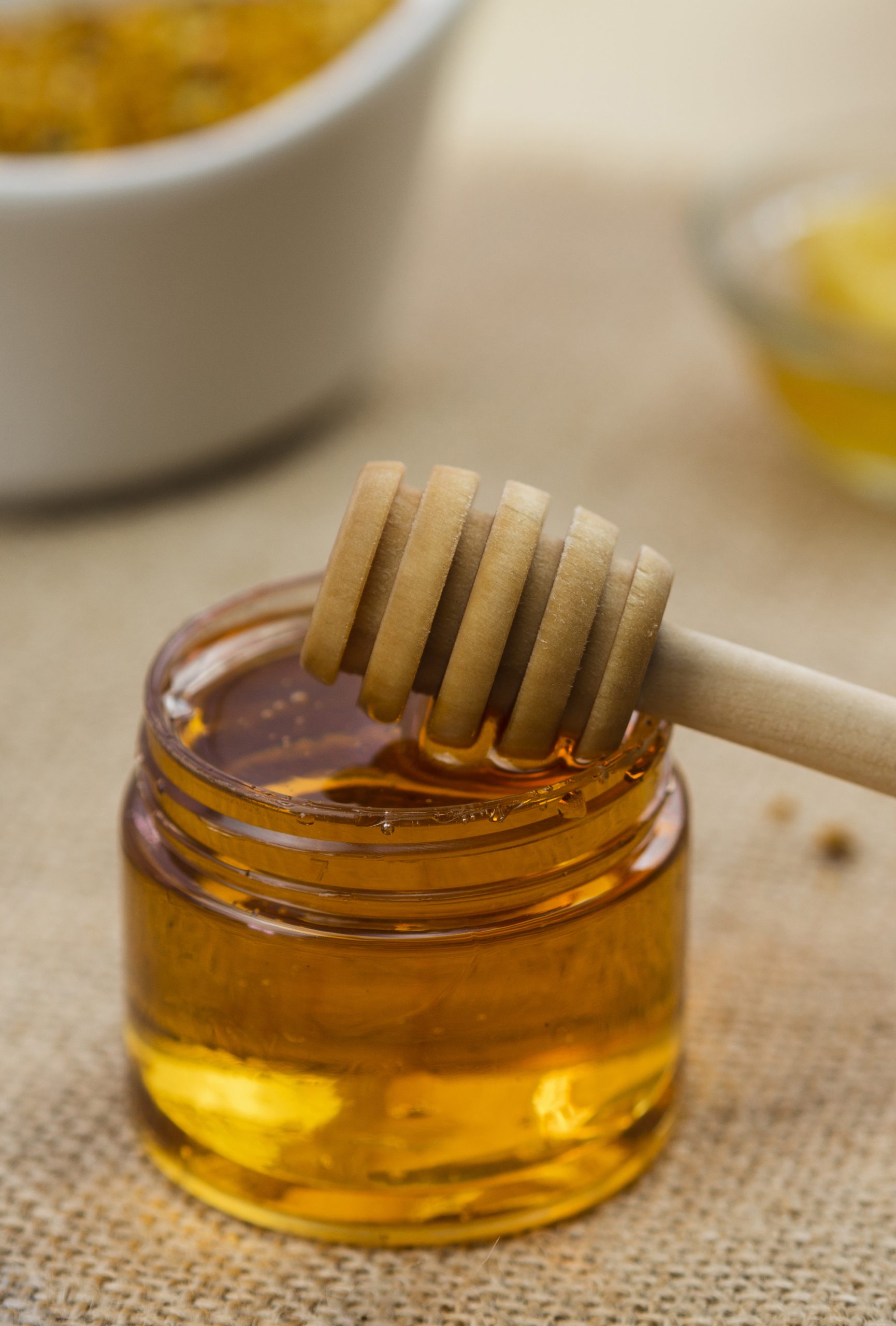 Miel La Vallée Des Abeilles avec cuillère à miel en bois